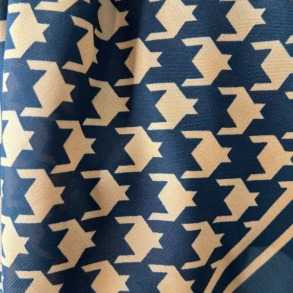 Ladies Beautiful Unbranded Silk Feeling/ Fabric Polyester Fashion Scarf.